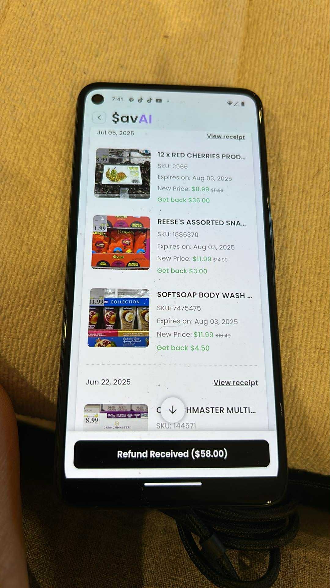 RefundWatcher app listing eligible refunds with item numbers, purchase dates and amounts
